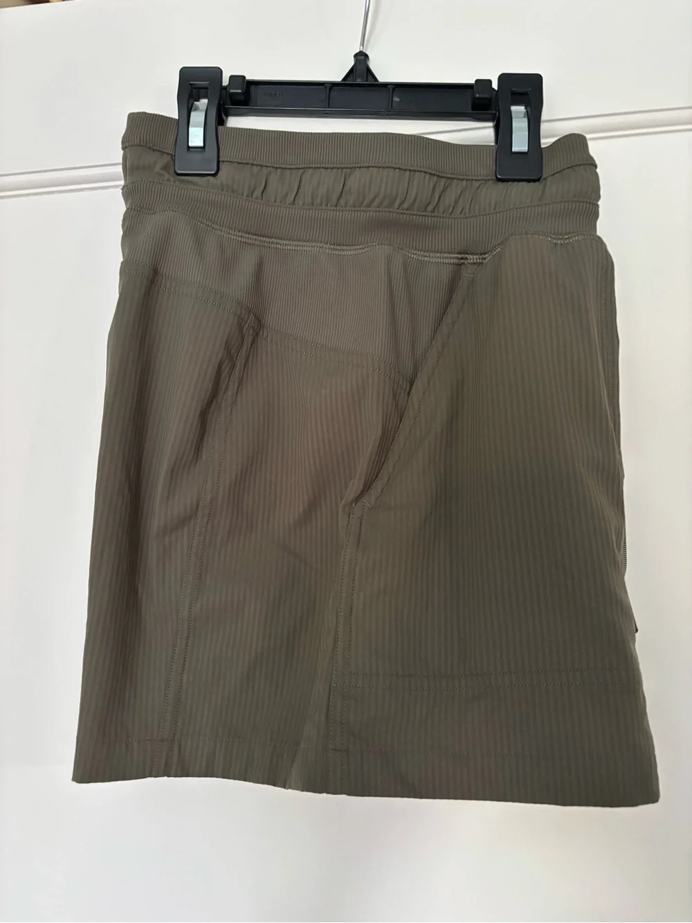 Lululemon Dance Studio army green 3.5” shorts Size 2 nwot
